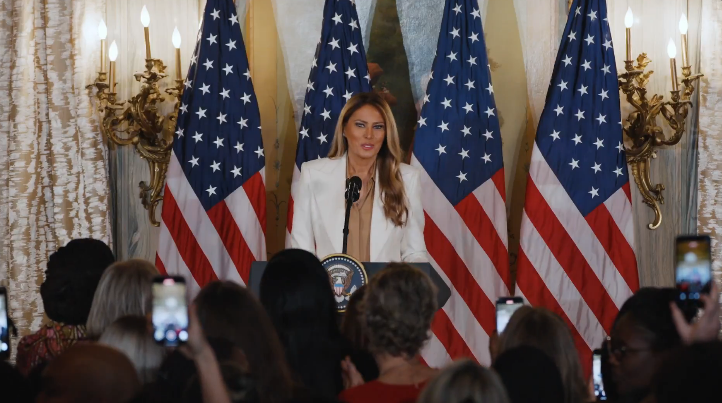 "Вона весь час думає про них". Трамп заявив, що перша леді Меланія зі своєї волі займається питанням викрадених РФ українських дітей